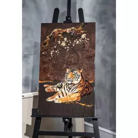 Панно из янтаря "Тигр"